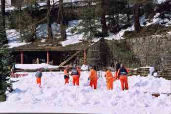 Mannschaft beim Schneeschaufeln