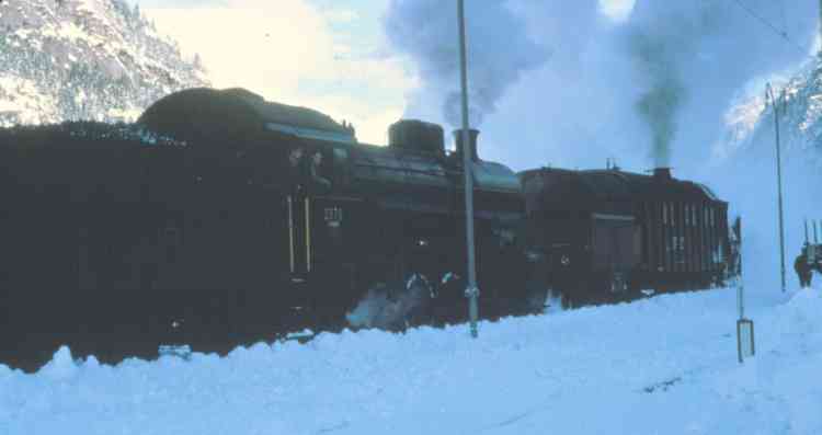 Xrot 100 mit C 5/6 2975 in G�schenen