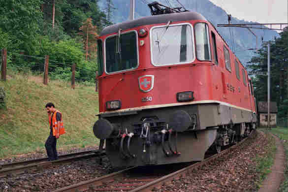 Güterzug vor dem Einfahrsignal Süd Silenen-Amsteg