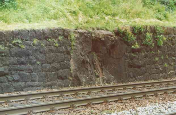 Stützmauer mit eingebautem Felsblock